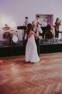 Pierwszy taniec pary młodej przy jazzowej muzyce na żywo