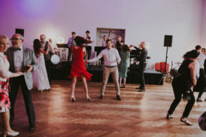 Tańce w sali balowej z muzyką na żywo